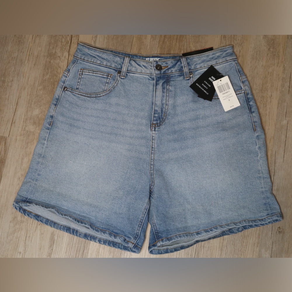 Hot Topic Hi-Rise Denim Mom Short
